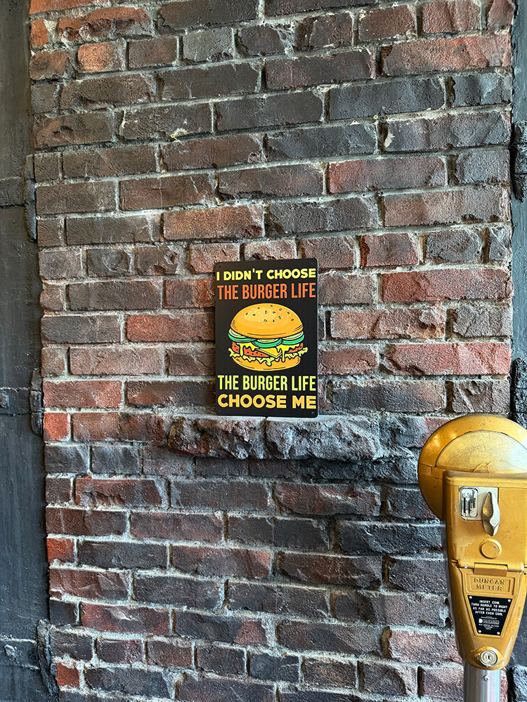 「俺がハンバーガーを選んだんじゃない。ハンバーガーが俺を選んだんだ。」　ミニブリキ看板 ■ アメリカン雑貨 アメリカ雑貨 |  | 01