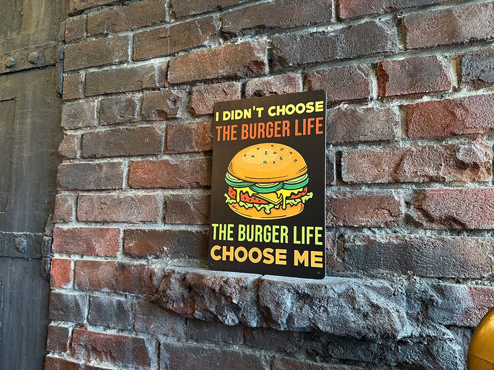 「俺がハンバーガーを選んだんじゃない。ハンバーガーが俺を選んだんだ。」　ミニブリキ看板 ■ アメリカン雑貨 アメリカ雑貨 |  | 02