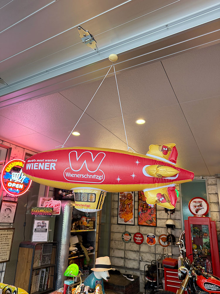 ウインナーシュニッツェル　飛行船型　インフレータブル ■ アメリカン雑貨 アメリカ雑貨 | 