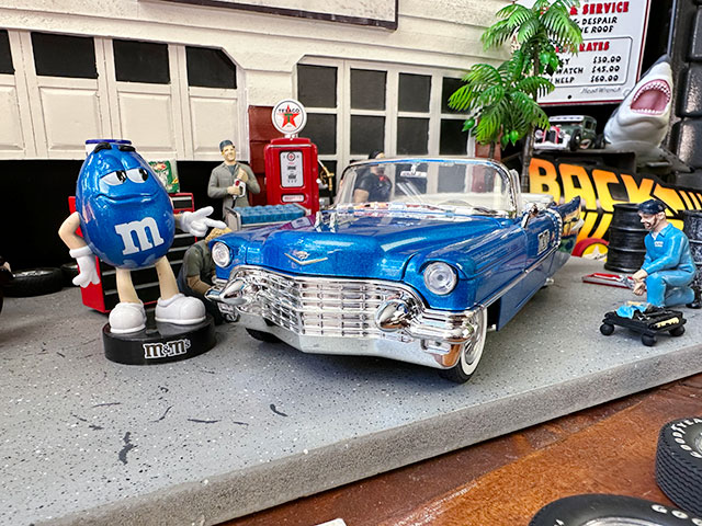 Jada　m&m's　ブルー　1956年　キャデラック　エルドラド　ダイキャストミニカー　1/24スケール　（ブルーのフィギュア付き） |  | 03