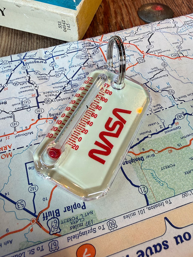 暗闇で光る！　蓄光仕様　NASA　オフィシャル　ルーマジップ　キーホルダー　温度計キーホルダー　■ アメリカン雑貨 アメリカ雑貨 |  | 05