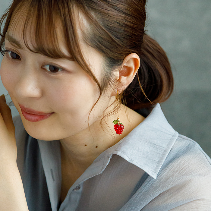 ゆらゆら揺れるかわいいワイルドストロベリー 野いちご フックピアス