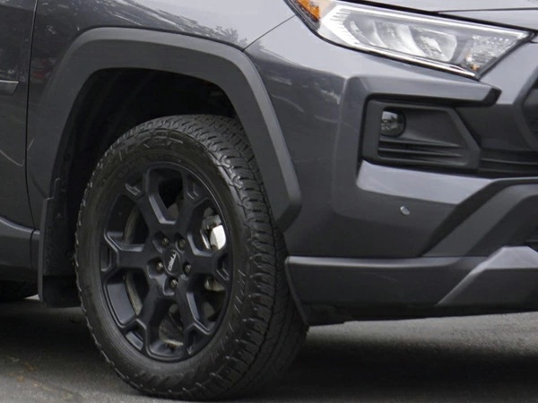 ぐっちょりあすUSトヨタ純正 マットブラック 4本セットTRロゴ入ホワイト USトヨタ純正 TRD OFF-ROAD マットブラック RAV4 ホイール 4本【18×7.0
