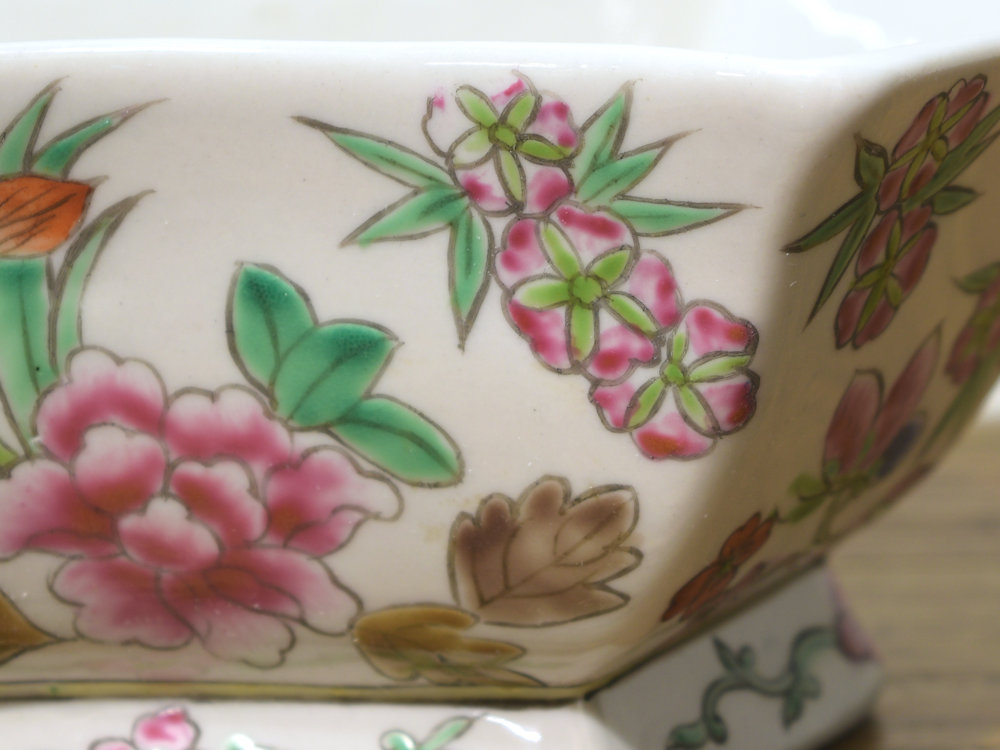 多色彩の花と蝶の陶器花瓶