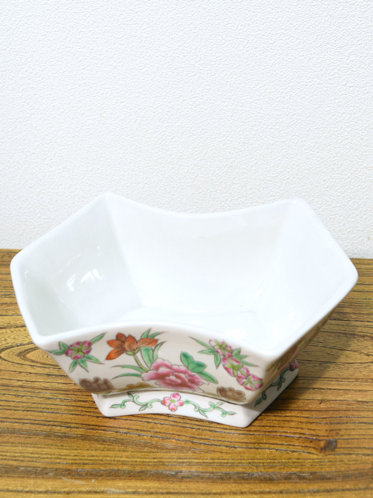 ベース フラワーベース 陶器花瓶 白色 粉彩 花蝶 モチーフ : Cathay