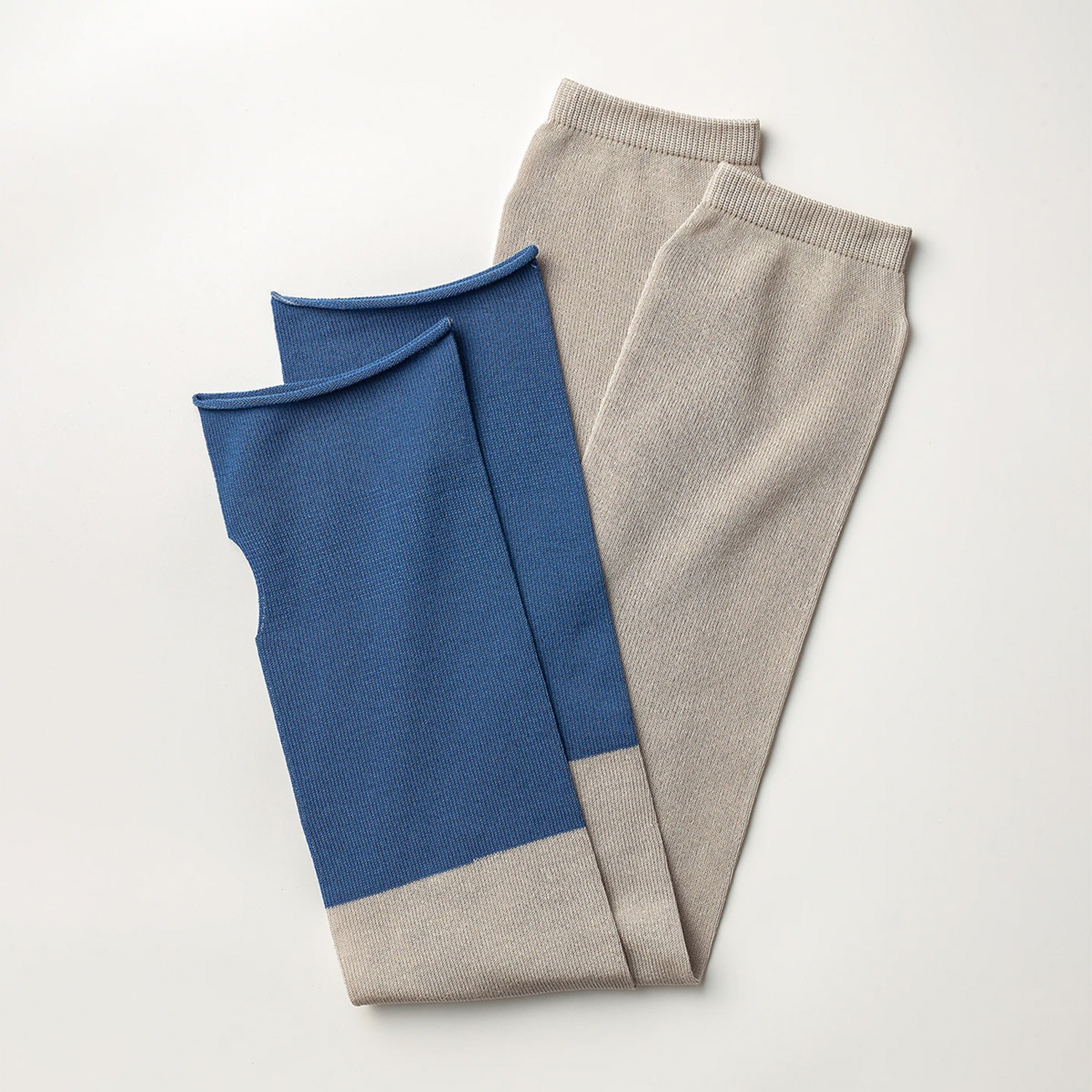 アームカバー UVカット 冷感 長め おしゃれ コットン 70cm LUCKY SOCKS ラッキーソックス UVカットクールアームカバー ツートーン アイスシルバー | LUCKY SOCKS | 01