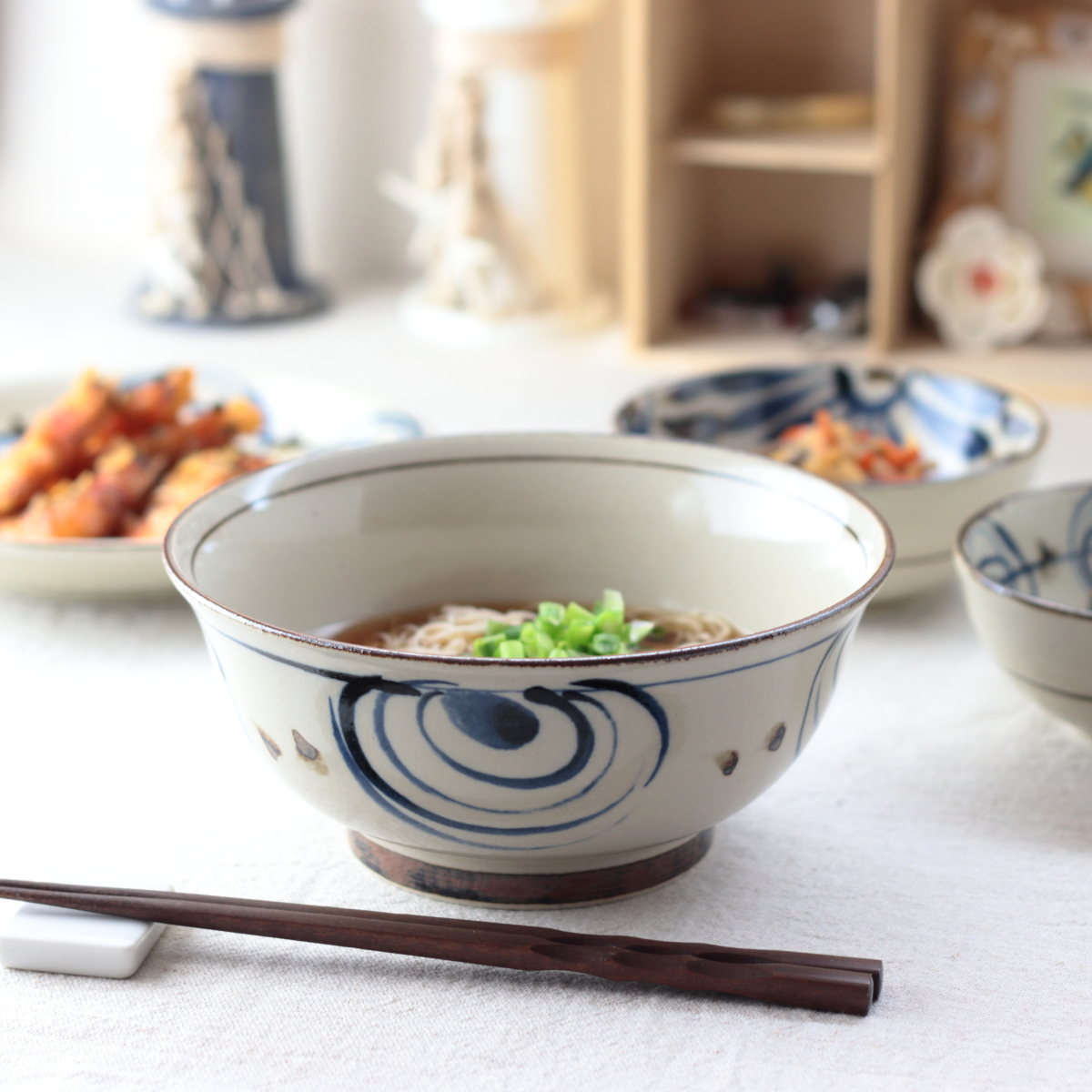 民彩渦紋 麺鉢 18.5cm 日本製 美濃焼 粗白めん鉢 丼 どんぶり ラーメン鉢 うどん鉢 そば鉢 そぼろ丼 丼料理 海鮮丼 天丼 親子丼 カツ丼  :da-0099:セラポッケ かわいい陶器のお店 - 通販 - Yahoo!ショッピング