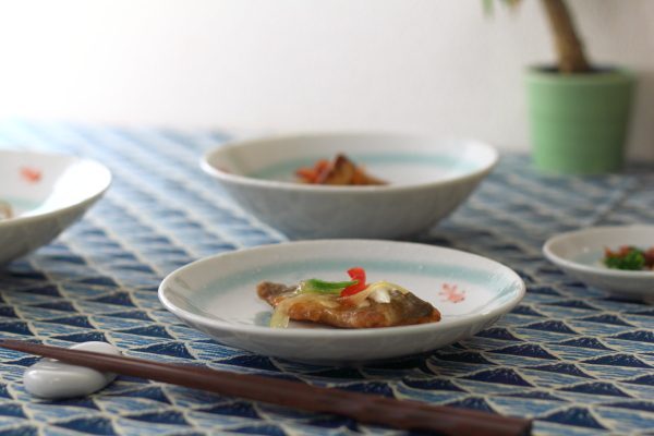 金魚 5寸取り皿 国産 美濃焼 愛らしい夏の器です 取り分け皿 中皿