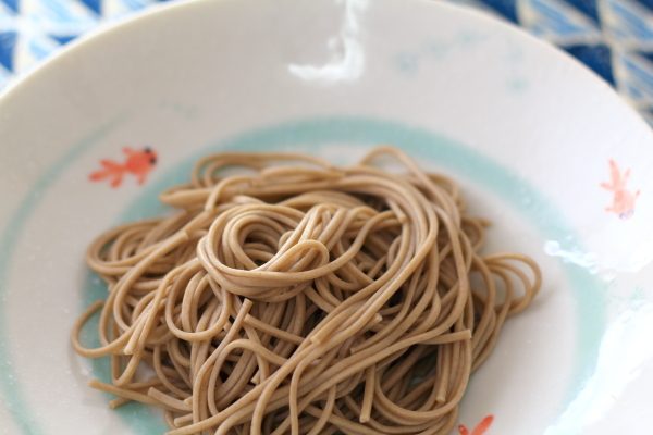 金魚 7寸麺鉢 国産 美濃焼 愛らしい夏の器です パスタ鉢 中鉢 カレー皿