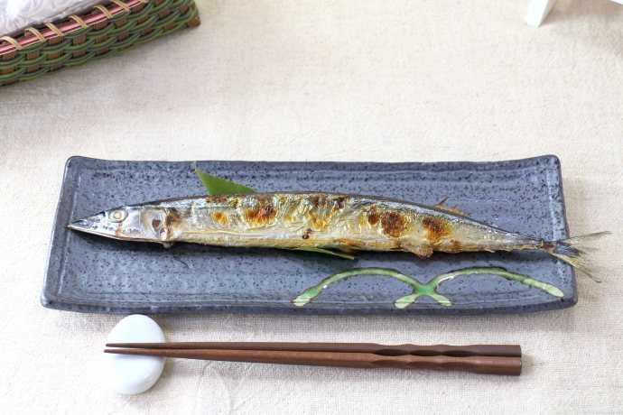織部二半円 秋刀魚皿 国産 瀬戸焼 さりげなく彩る サンマ皿 角皿 料亭
