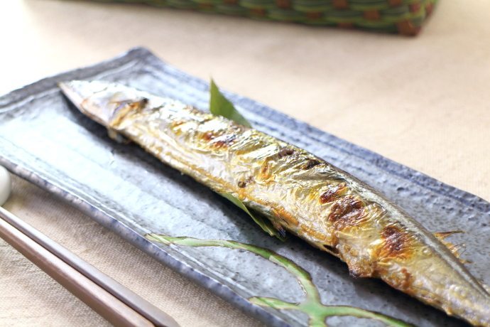 織部二半円 秋刀魚皿 国産 瀬戸焼 さりげなく彩る サンマ皿 角皿 料亭