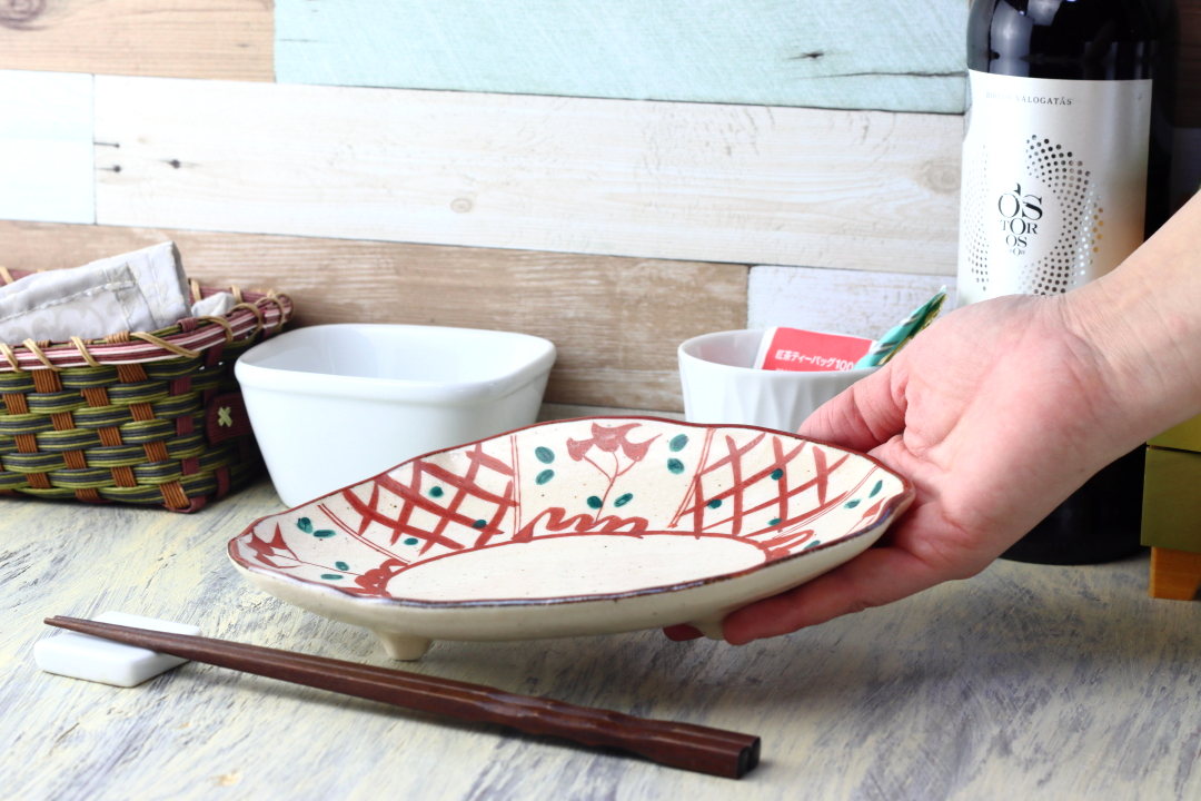 赤絵三善 煮魚が似合う手描き三ツ足楕円皿 22cm 美濃取寄 日本製