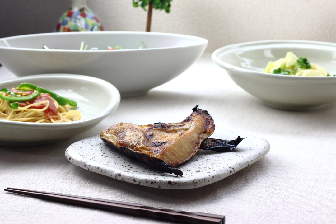 岩和 割烹料理のよく似合う正角皿 19cm 日本製 美濃焼 大皿 中皿 和皿