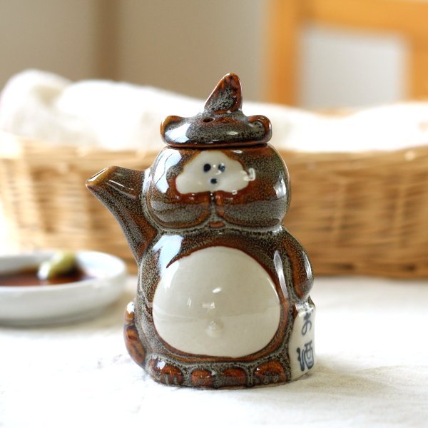 たぬきの醤油挿し 国産 美濃焼 遊び心のある食器です 醤油差し 和食器