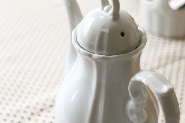 アンティーク調の2〜3人用ティーポット 国産 瀬戸焼 異国情緒が