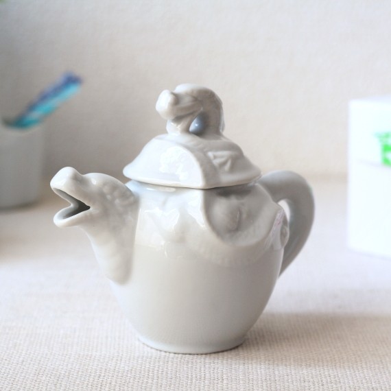 マイメロディ 不思議の森シリーズ ティーポット形 小物入れ 陶器 激レア 龍のティーポット 220ml 国産 瀬戸焼 高級感のあるオブジェにも ポット
