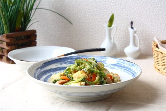 清流渦巻き麺鉢 国産 瀬戸焼 涼しげな夏の食器 中鉢 パスタ皿 和食器