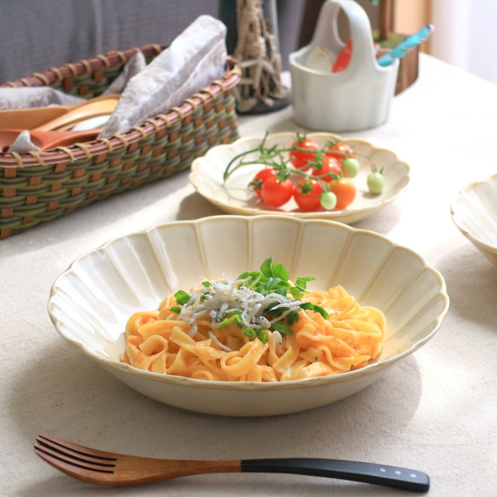 菊型クリーム釉 パスタボール 23.5cm 国産 美濃焼 8.0寸深皿 深鉢 煮物