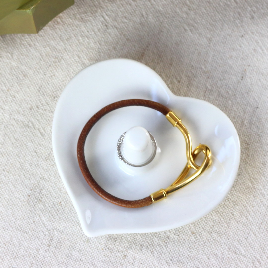 ふるさと割 陶器製のハートのリングスタンド <br>日本製 美濃焼 指輪置き アクセサリースタンド スタンドツリー 表示在庫限り 陶器 磁器 陶磁器  瀬戸物 カフェ 中華 北欧 和モダン おしゃれ オシャレ