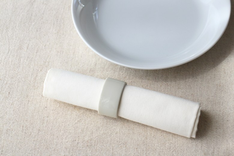 陶器製クリーム釉ナプキンリング 国産 美濃焼 エッグスタンド 卵立て