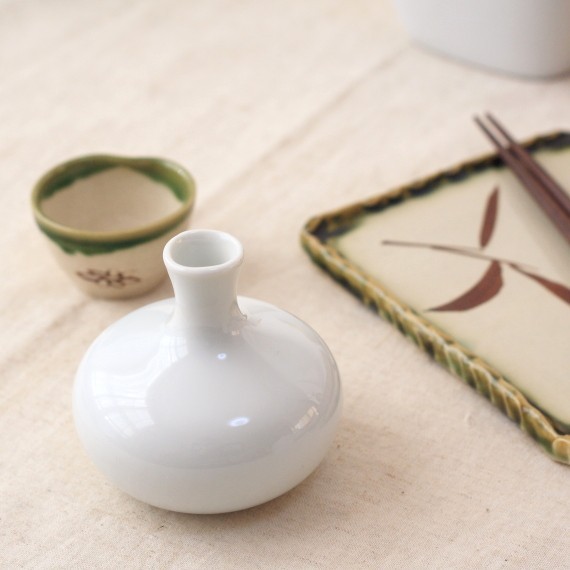 ホワイトミニ徳利 国産 美濃焼 お猪口3〜4杯の健康サイズ とっくり