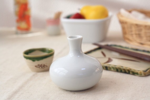 ホワイトミニ徳利 国産 美濃焼 お猪口3〜4杯の健康サイズ とっくり