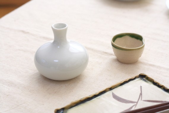 ホワイトミニ徳利 国産 美濃焼 お猪口3〜4杯の健康サイズ とっくり