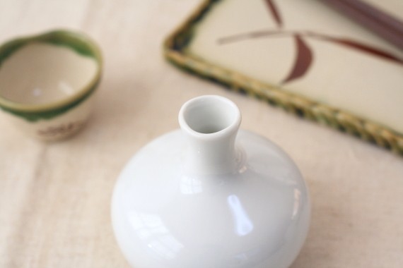 ホワイトミニ徳利 国産 美濃焼 お猪口3〜4杯の健康サイズ とっくり