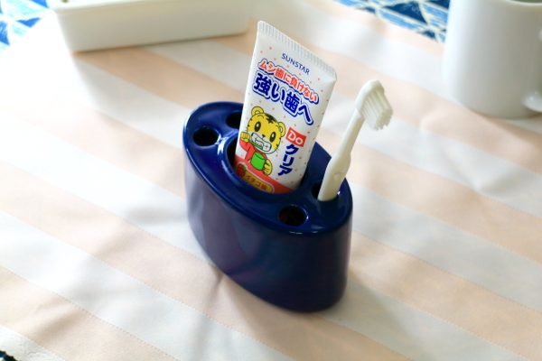 紺のハブラシホルダー 国産 美濃焼 陶器製の清潔感を 歯ブラシ立て