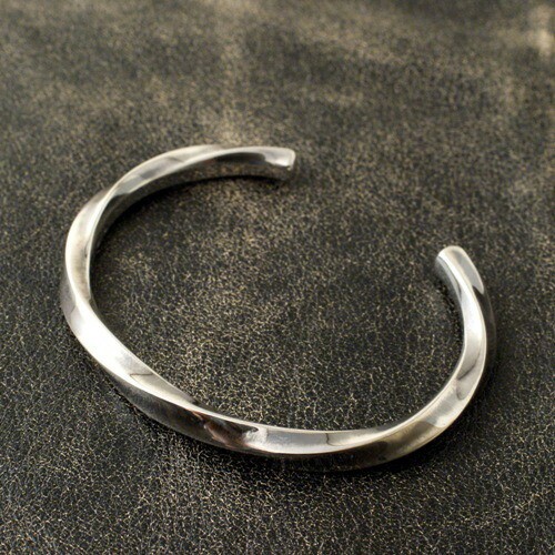 あか　　Man 目黒蓮着用　mollive（モリーヴ)バングル あか Man 目黒蓮着用 mollive（モリーヴ)バングル あか Man 目黒蓮着用