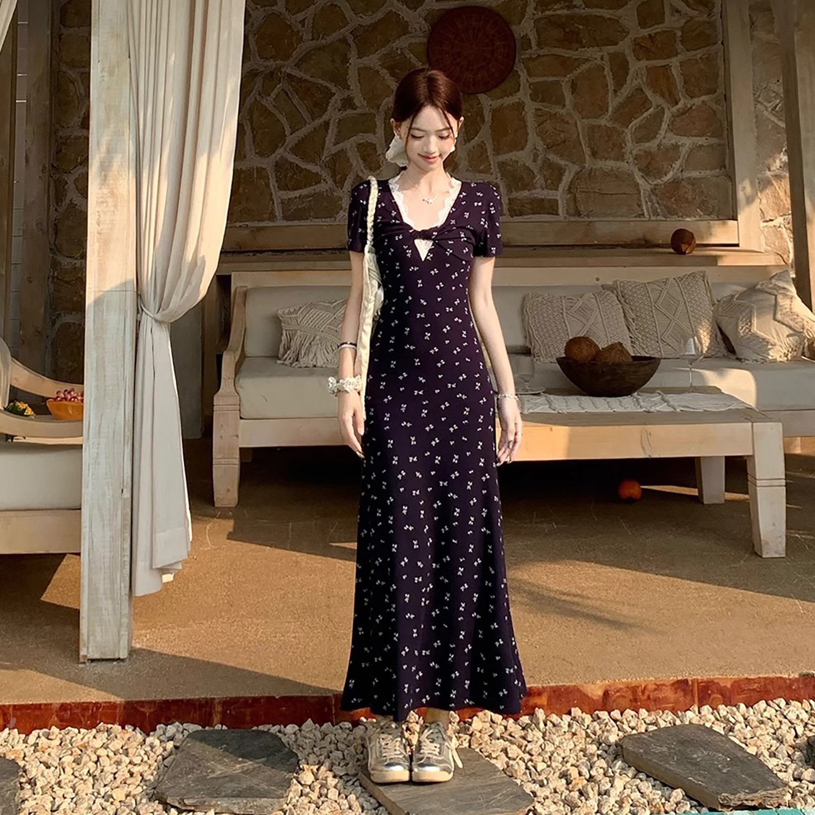 レディース 花柄リブワンピース Vネック飾り付き フィットシルエット 半袖 春夏 上品かわいい ガーリースタイル お出かけ用 | Village H＆T | 02