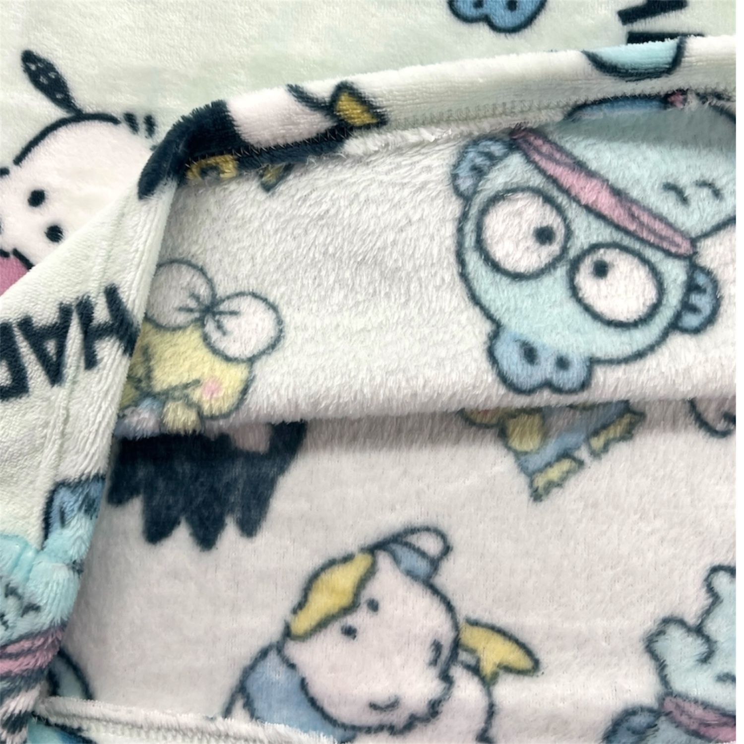 sanrio（サンリオ） はぴだんぶい 総柄 もこふわ 上下セット プリント