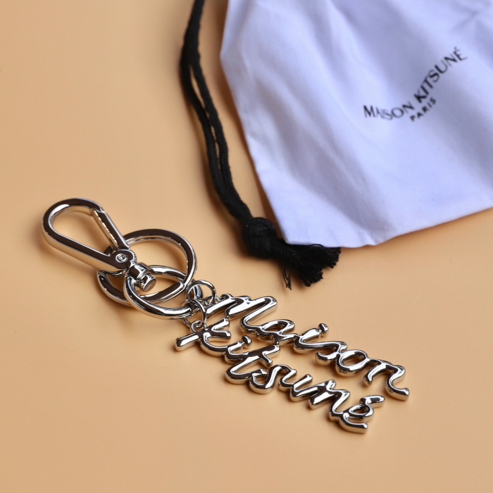 MAISON KITSUNE メゾンキツネ キーホルダー 小物 ギフト ロゴ