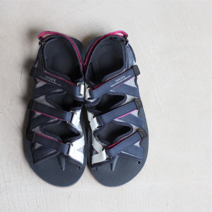 SUICOKE MIYAGIHDETAKA サンダル ネイビー MIYAGIHIDETAKA - SUICOKE × MIYAGIHIDETAKA | NapsNote