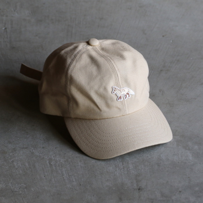 メゾンキツネ chillax fox  キャップ　ベージュ Maison Kitsune（メゾンキツネ）の「CAP 6P CHILLAX FOX PATCH