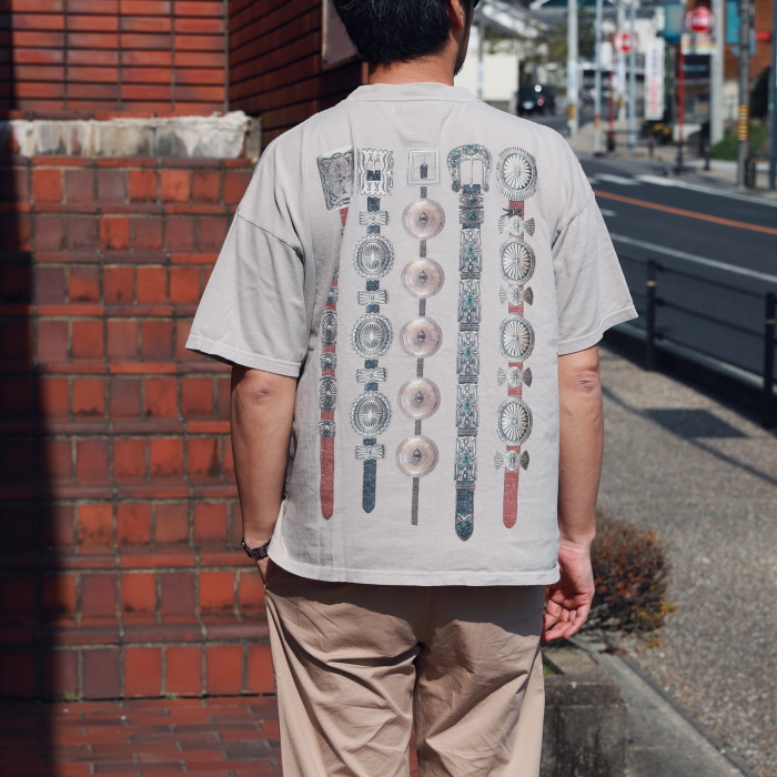 新品未開封☆2025SS REMI RELIEF DALLAS Tシャツ REMI RELIEF/レミレリーフ】DALLAS Tシャツ(BROWN)（Tシャツ