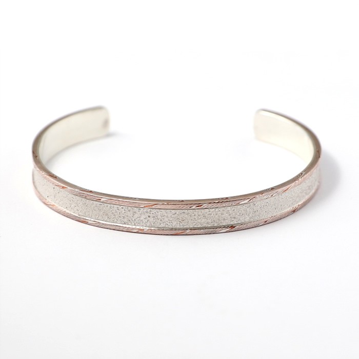 スーマンダックワ Sandblast Cuff Suman Dhakhwa スーマンダックワ バングル モクメボーダー