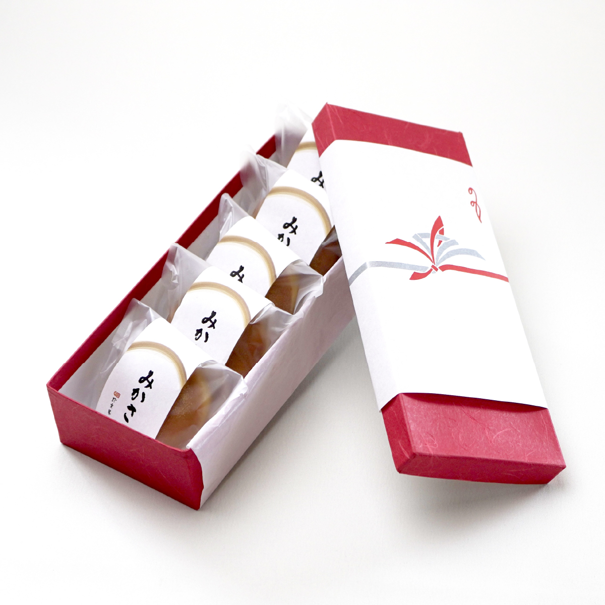 贈答用箱にお入れしてお届けします。