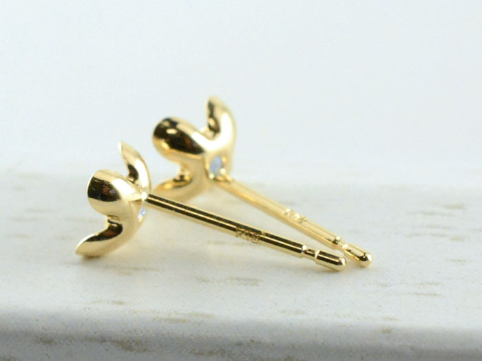 【新品】★K18 サファイアのスクエアカットピアス18金 天然石 華奢アクセ あすつく ピアス 18金 サファイア フラワー 花型 一粒ピアス k18