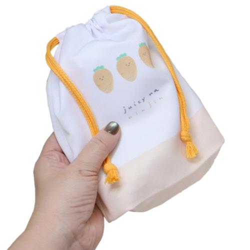 巾着袋 マチ付き巾着 きんちゃくポーチ ジューシーなにんじん カミオジャパン 新学期準備 かわいい
