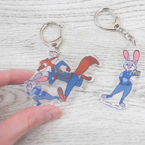 ズートピア アクリルキーホルダーセット ズートピア 缶バッジセット & アクリルキーホルダー - メルカリ