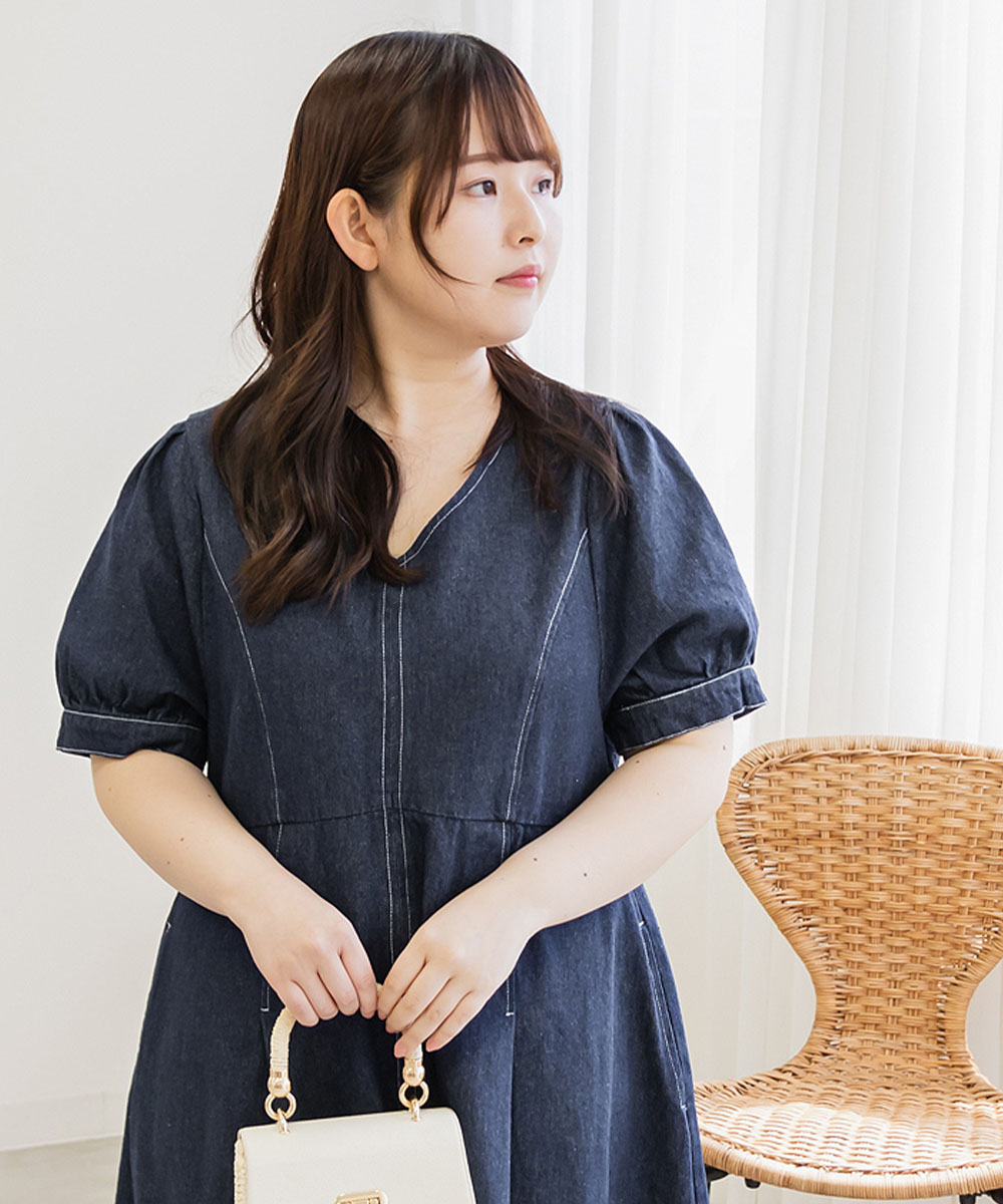 配色デニムワンピース 配色ステッチを入れたデニムで カジュアルに着こなして。 デニム