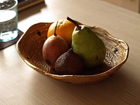 バリ島　アジアン雑貨　葉っぱのお皿に乗ったカラフルフルーツの置物 アタ フルーツ皿 アジアン雑貨 バリ おしゃれ かご リゾート トレイ