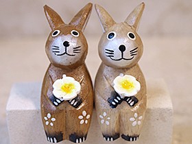 動物モチーフ うさぎ イヤリング 木彫り kitona 楽天市場】木彫りのウサギS カップル 【 グッズ 木彫り うさぎ