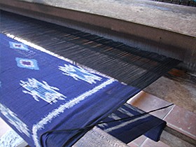 イカット　手織り