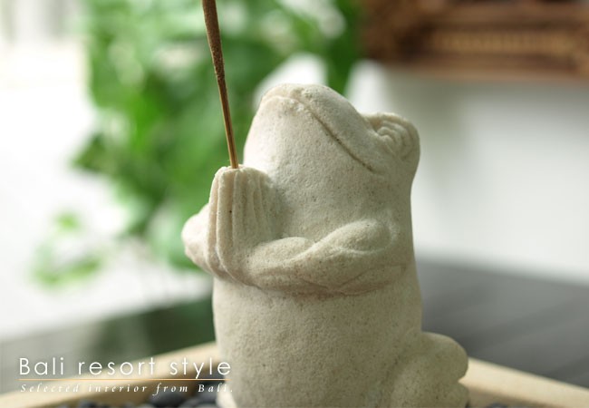 お祈りカエルと四角のお庭(型抜き)ストーン(ブラック)付き 置物