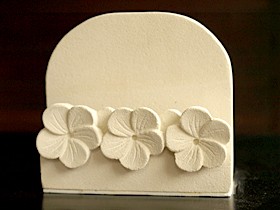 バリのお花フランジパニをモチーフにしたカタログスタンド