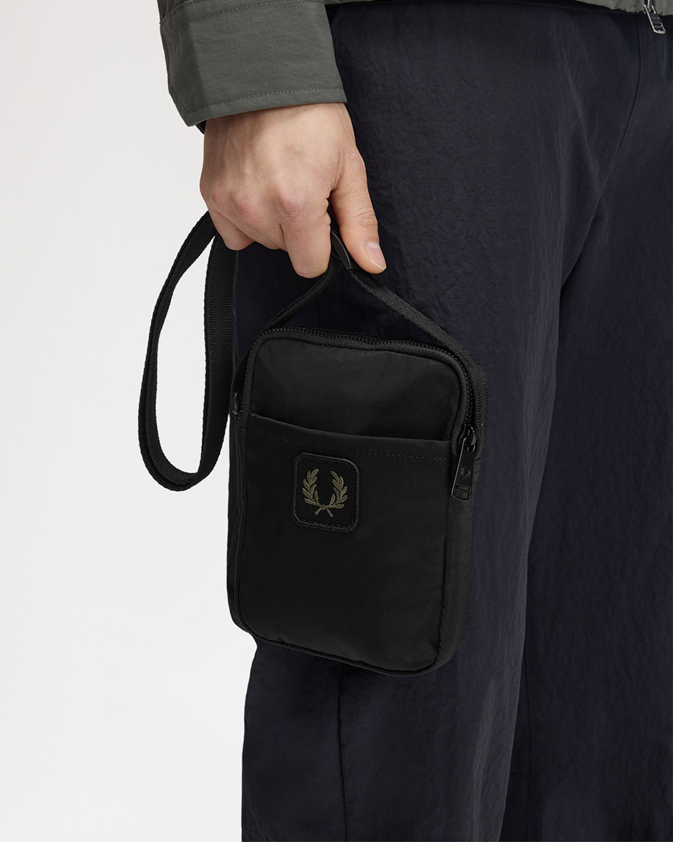 FRED PERRY（フレッドペリー） クリンクル ナイロン スモール サイド