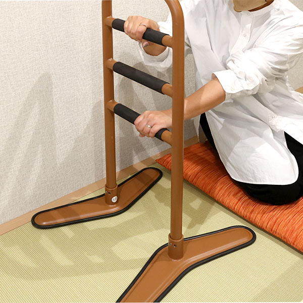 立ち上がり 補助手すり らくらくたっち 介護用品 （ 補助 手すり 立ち上がり手すり サポート 滑り止め付き 角度調節 スチール製 ）_13