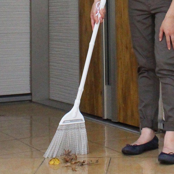 ほうき 短柄 濡れた場所も掃けるほうき 長さ75cm 化繊箒 （ 箒 ホーキ 屋外 水に強い 玄関 ベランダ ほうきのみ 掃き掃除 掃除用品 ）